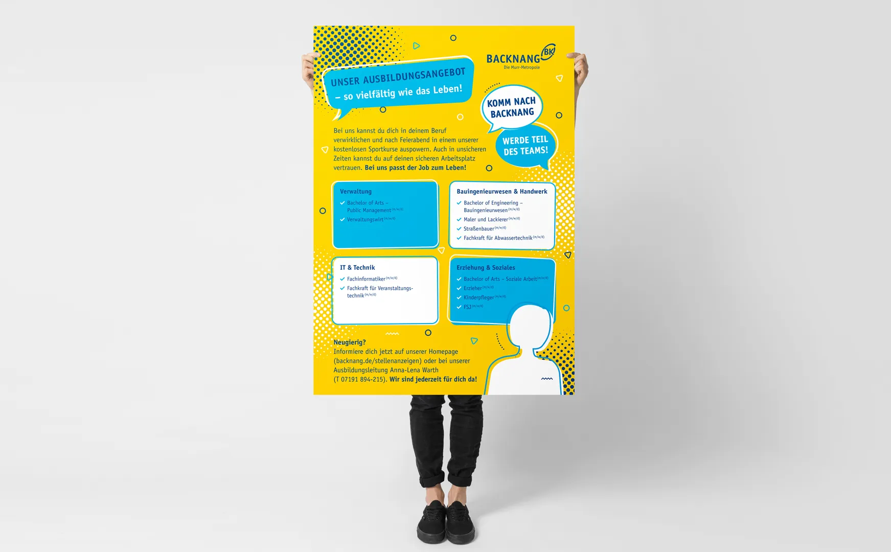 Person hält großes gelbes Plakat mit dem Ausbildungsangebot der Stadt Backnang
