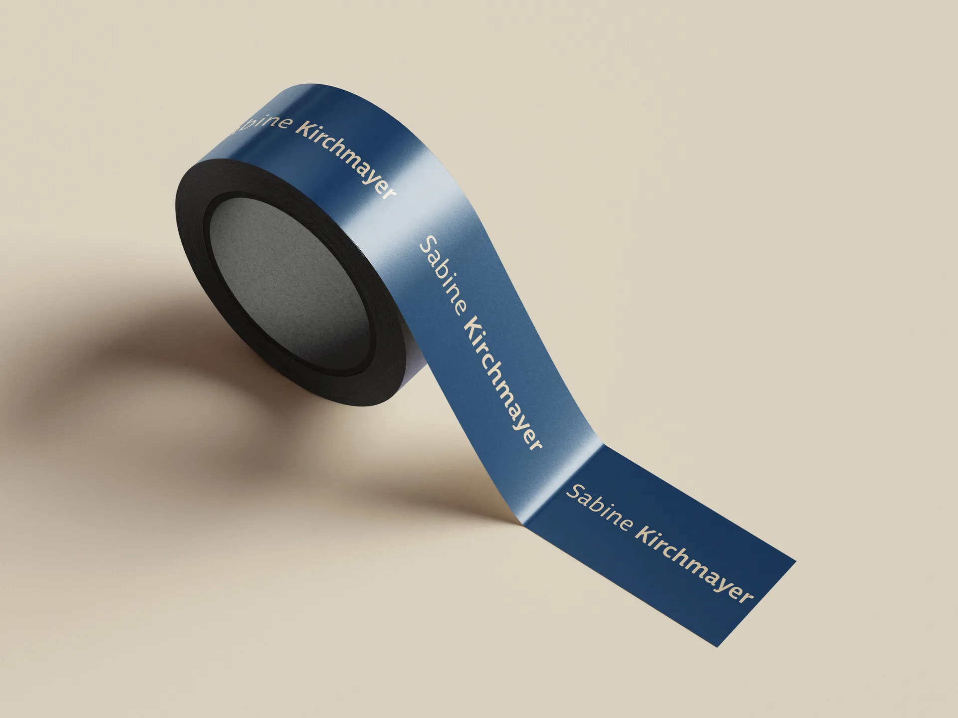 Blaue Klebebandrolle mit wiederholtem hellem Schriftzug Sabine Kirchmayer