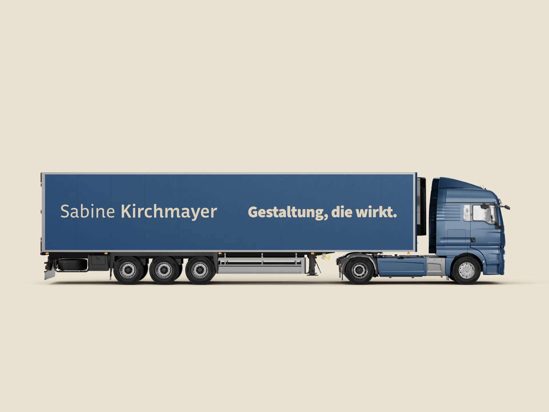 Sattelzug mit blauer Plane, Namenszug und dem Satz „Gestaltung, die wirkt." in großer Schrift
