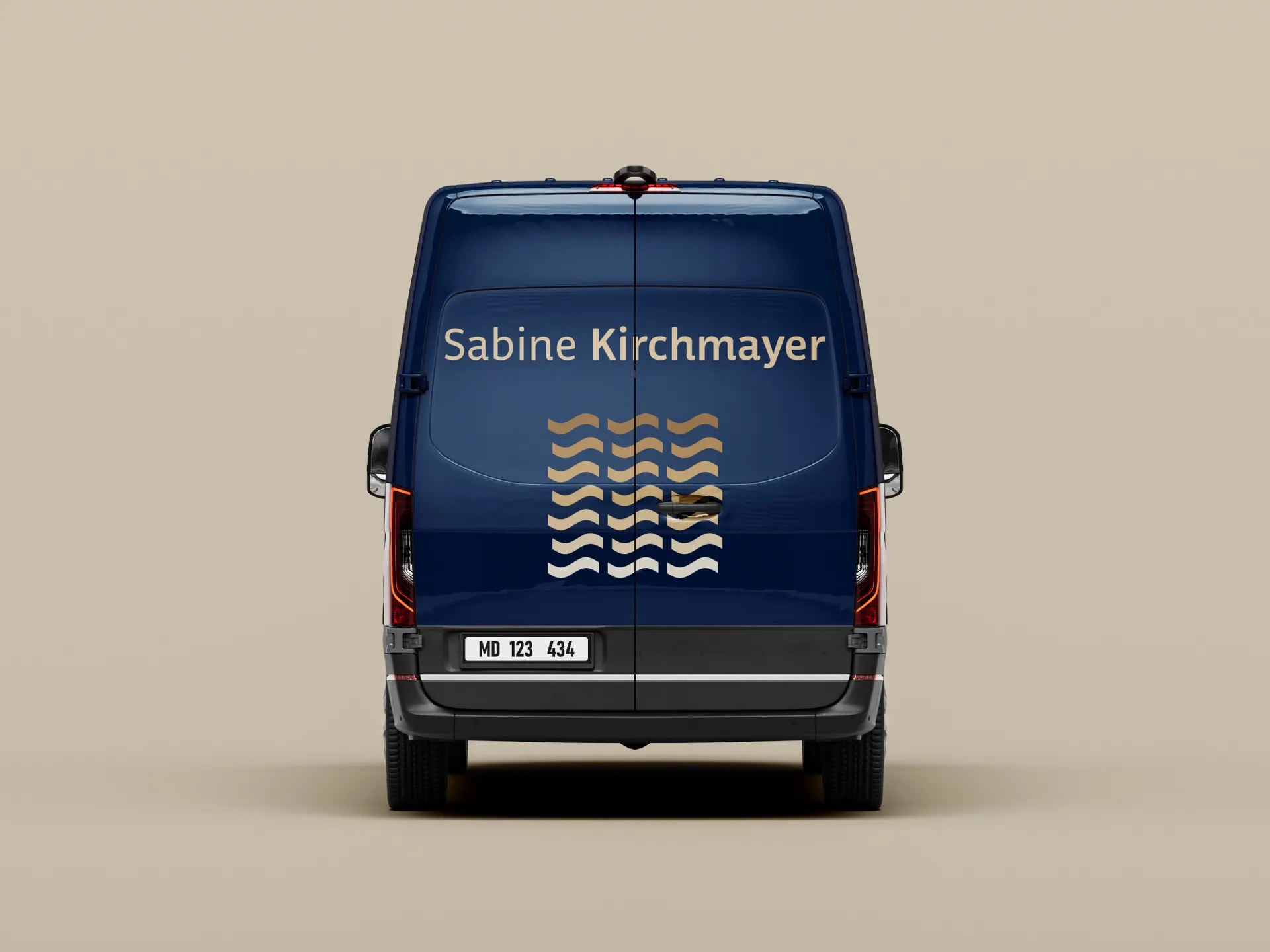 Heckansicht eines Transporters mit Namenszug, Wellengrafik und Kontaktzeile auf den Flügeltüren