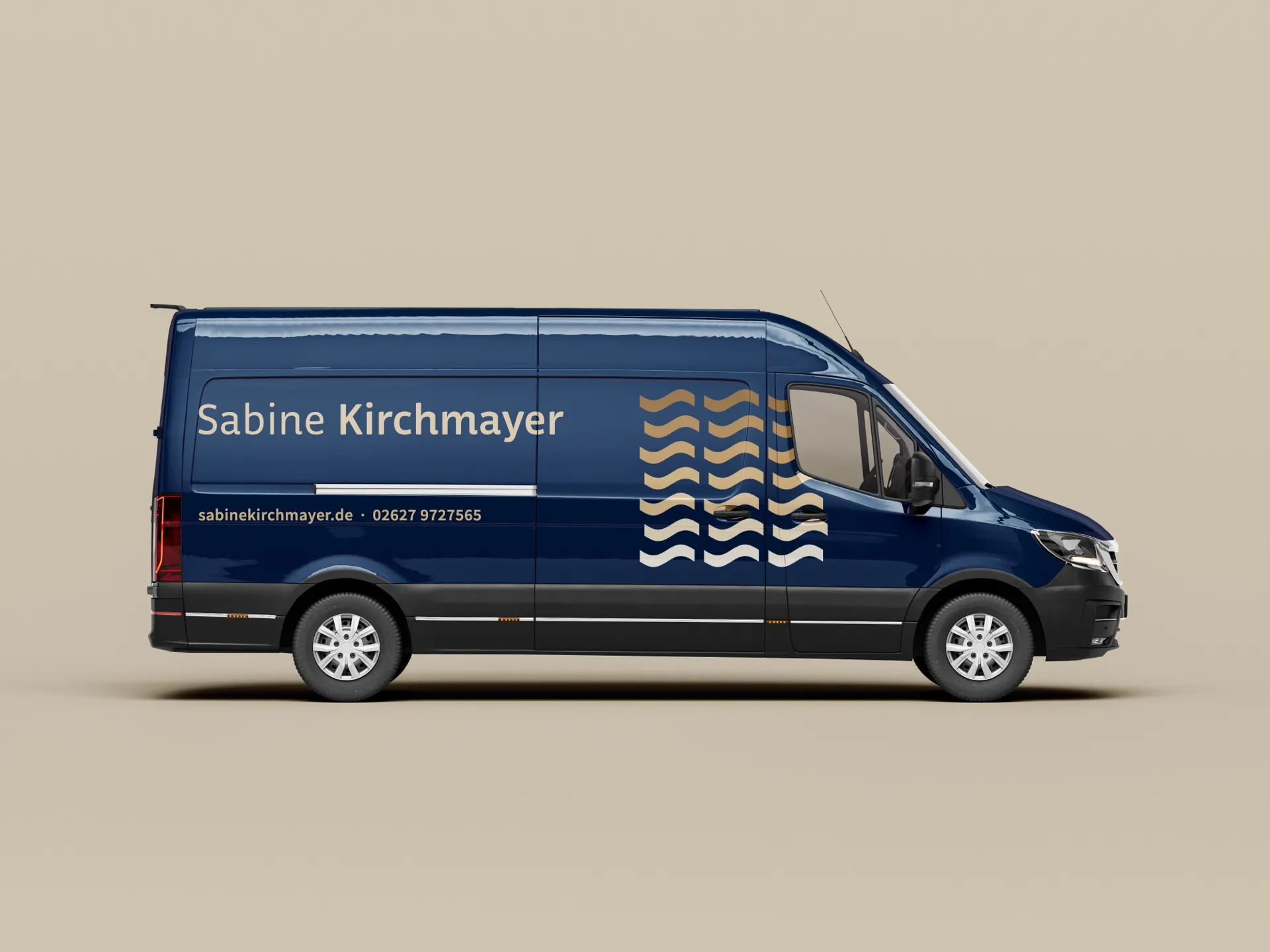 Dunkelblauer Transporter mit Namenszug, Wellengrafik und Kontaktzeile auf der Schiebetür
