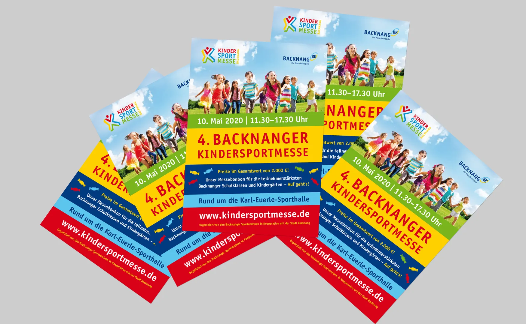 Aufgefächerte Flyer zur 4. Backnanger Kindersportmesse mit Foto rennender Kinder