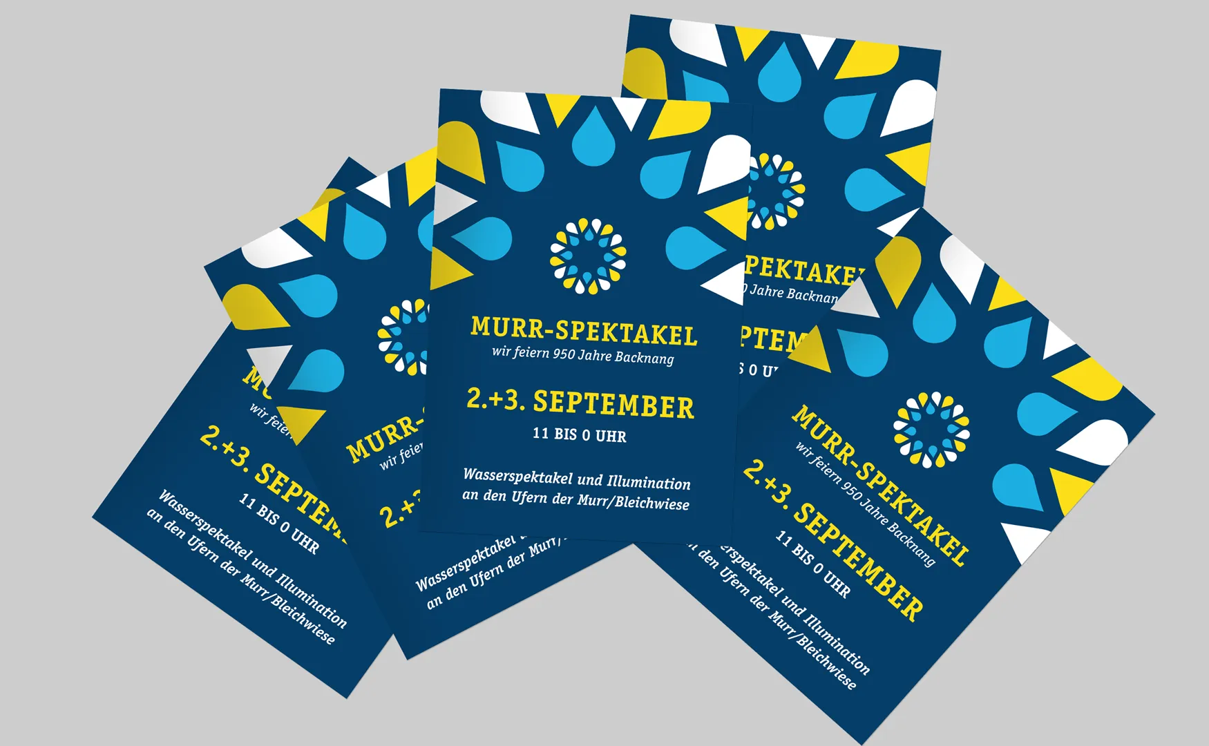 Aufgefächerte Flyer zum Murr-Spektakel mit Tropfenlogo und Termin 2. und 3. September