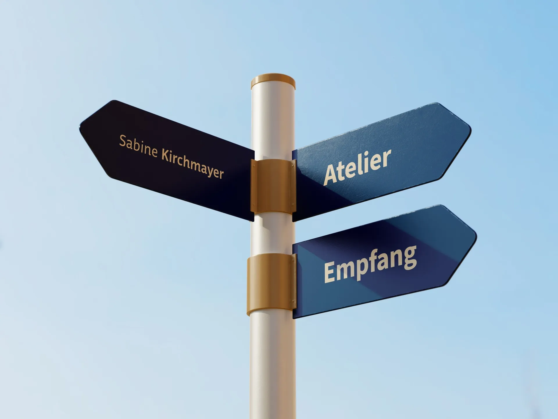 Wegweiser mit drei Schildern: Namenszug, Atelier und Empfang als Leitsystem im Corporate Design