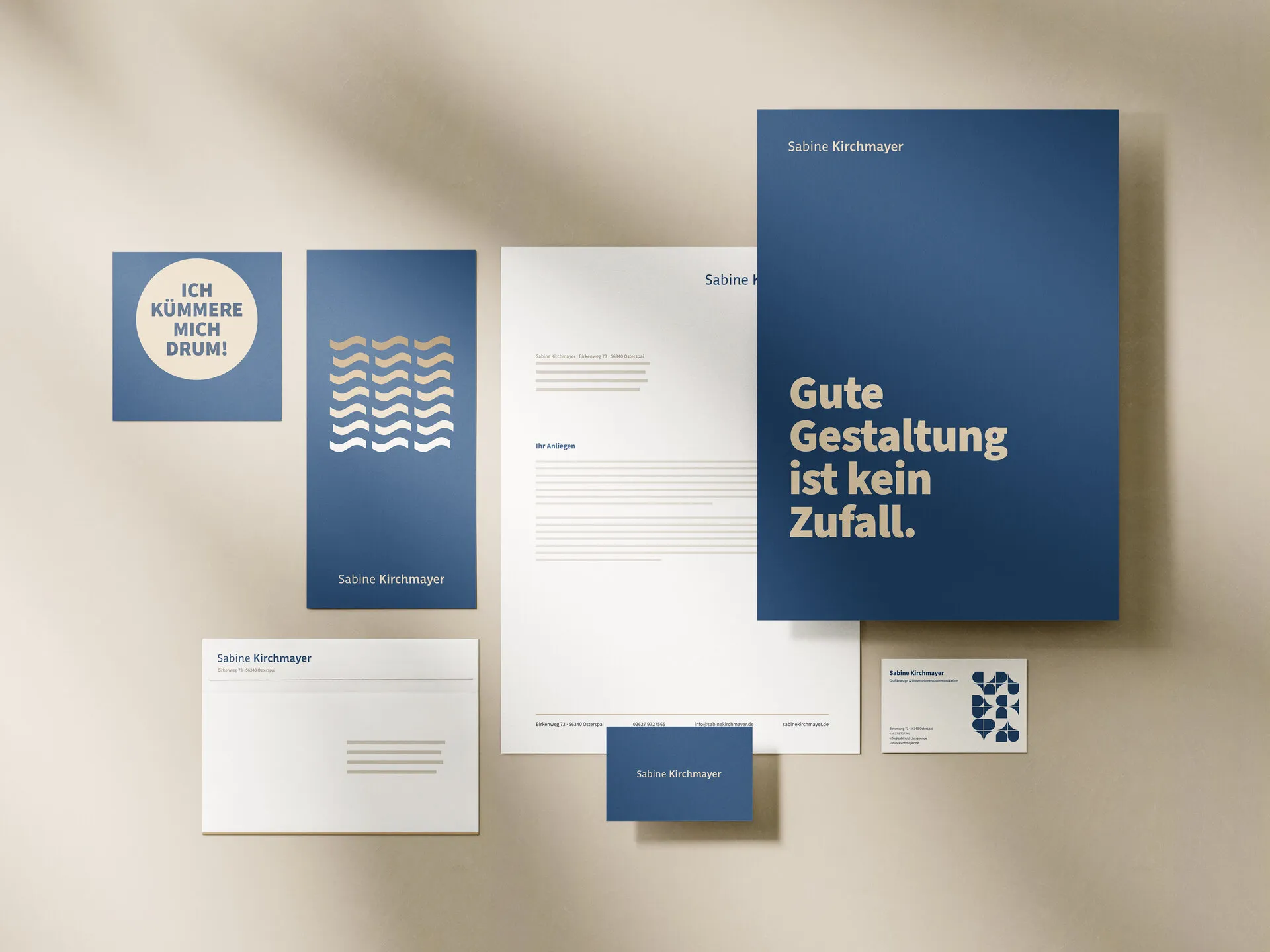 Geschäftsausstattung in Blau und Creme: Briefbogen, Umschlag, Visitenkarten, Deckblatt und Flyer mit grafischen Motiven