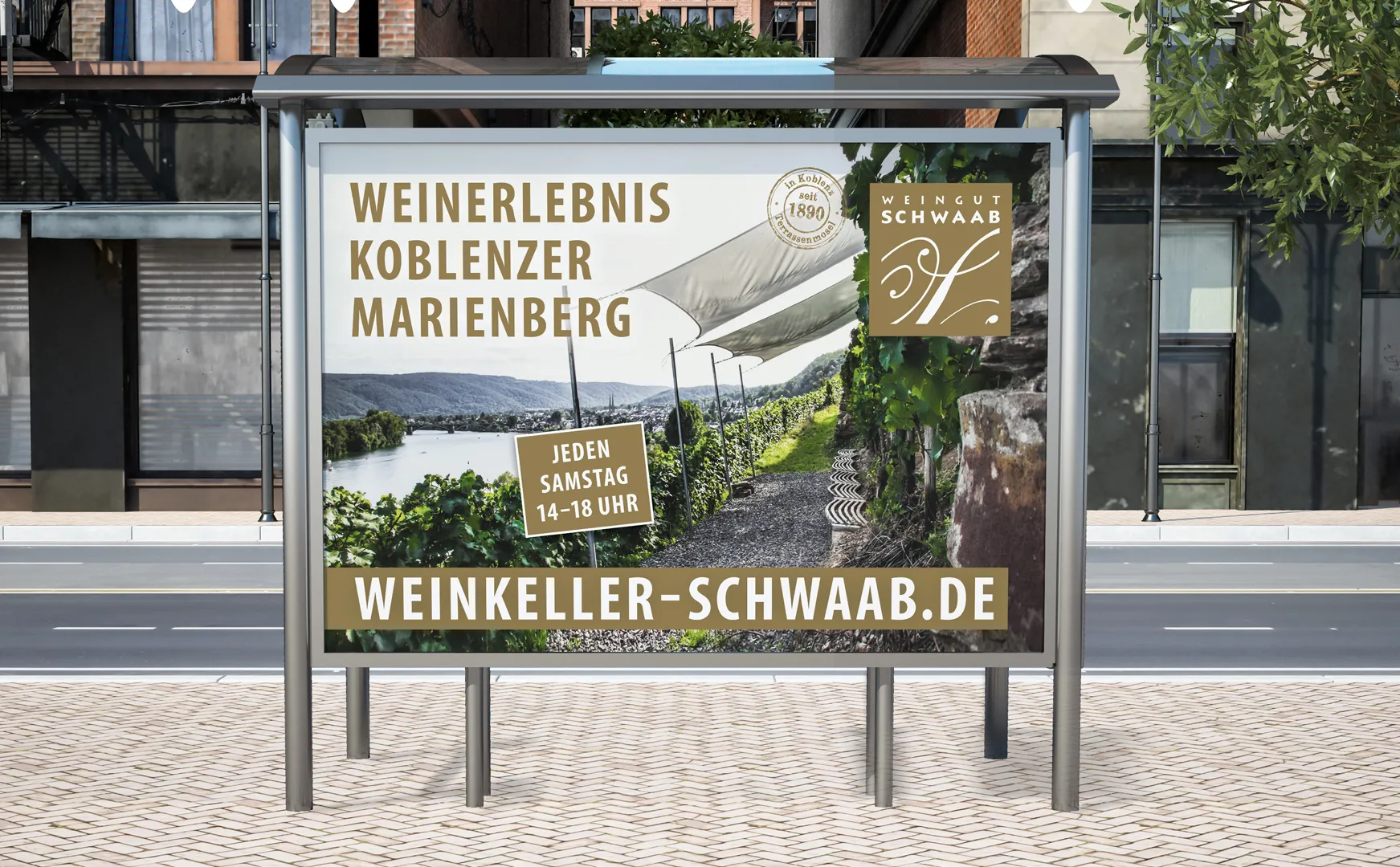Großflächenplakat des Weinguts Schwaab zum Weinerlebnis Koblenzer Marienberg an einer Straße
