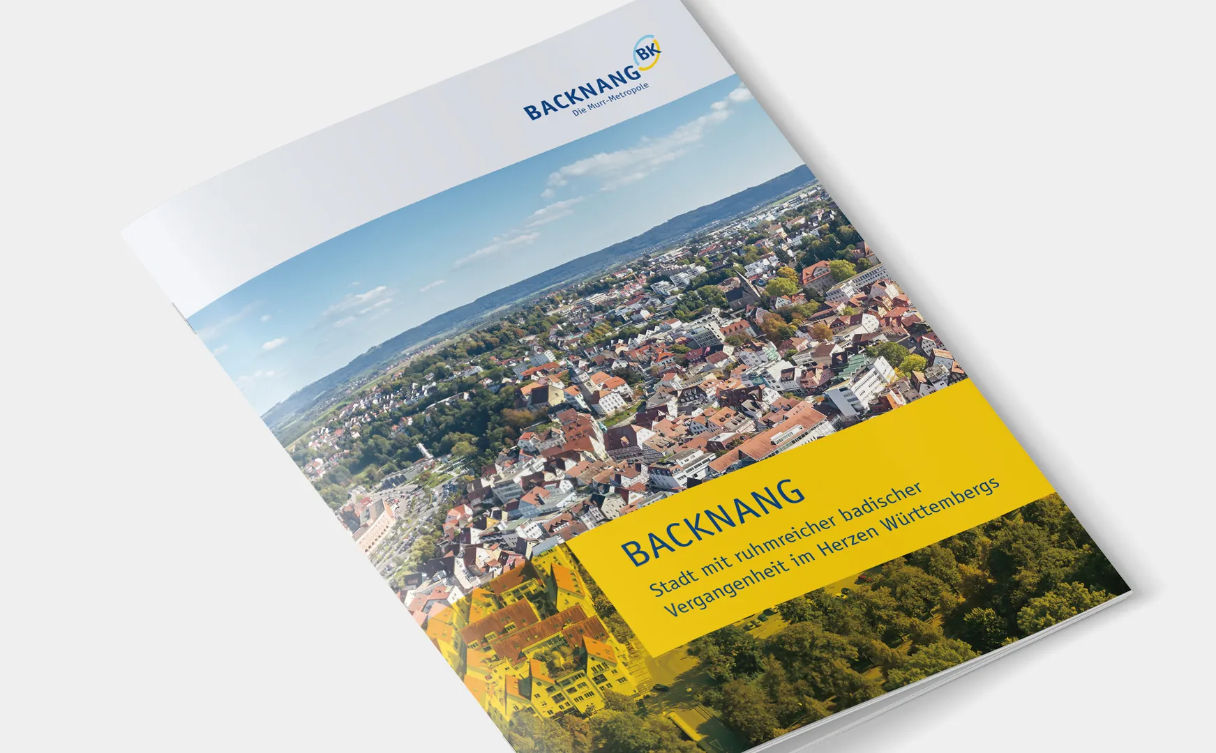 Titelseite der Imagebroschüre der Stadt Backnang mit Luftbild der Altstadt und gelbem Titelfeld