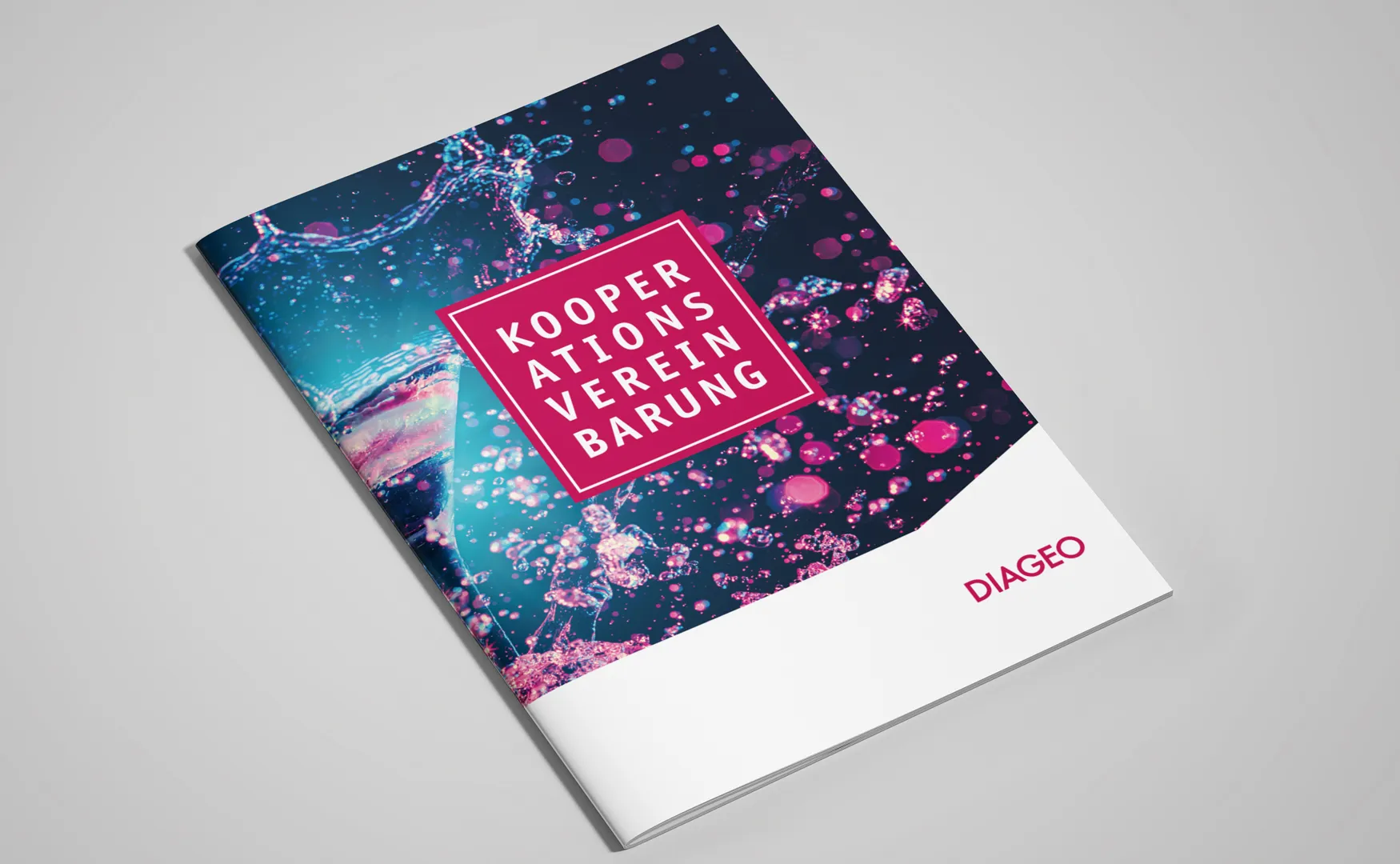 Titelseite Kooperationsvereinbarung von Diageo mit pinkfarbenem Schriftfeld über Wasserspritzern