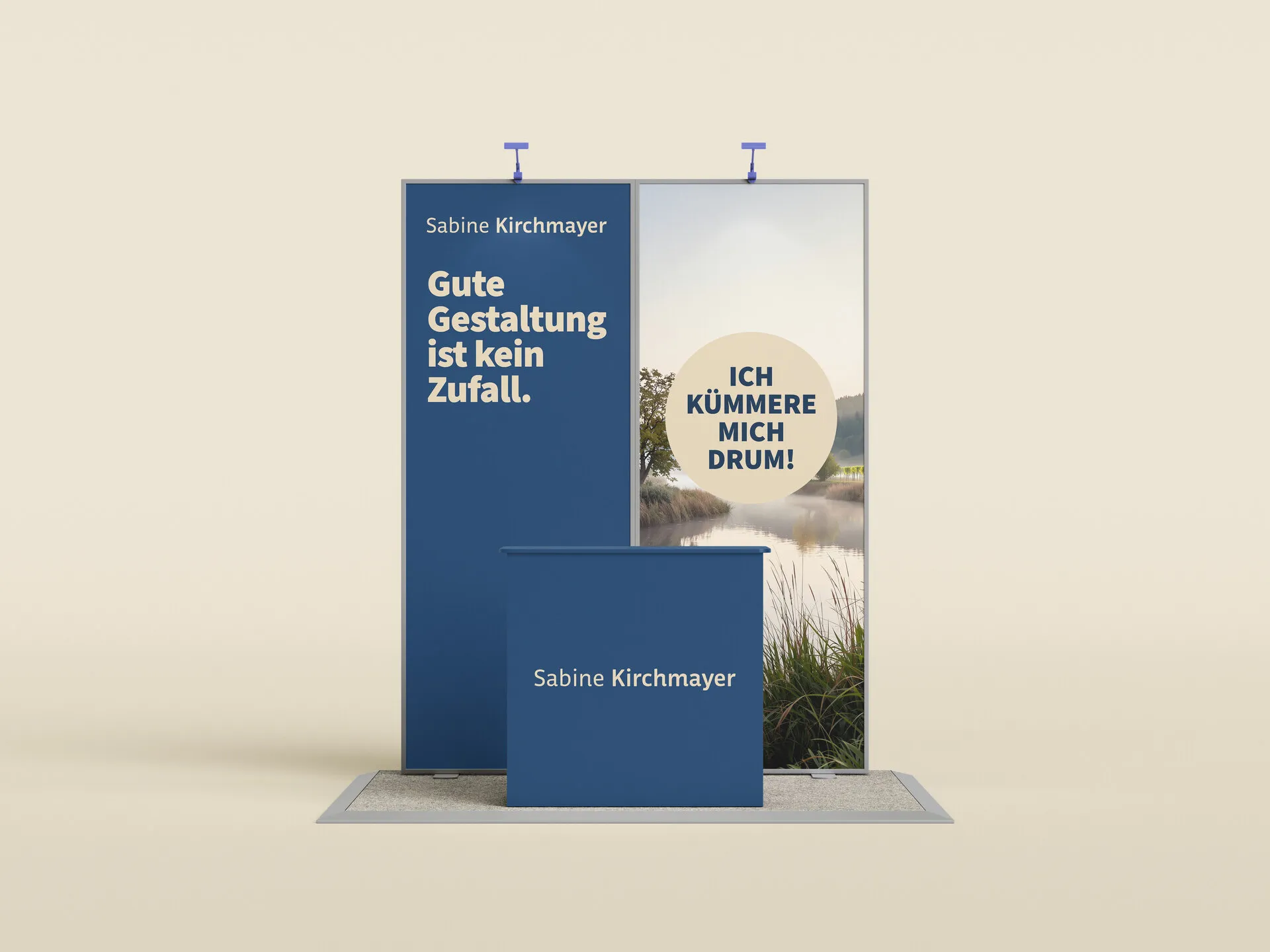 Messewand mit Theke: links „Gute Gestaltung ist kein Zufall.“, rechts Flussmotiv mit „Ich kümmere mich drum!“