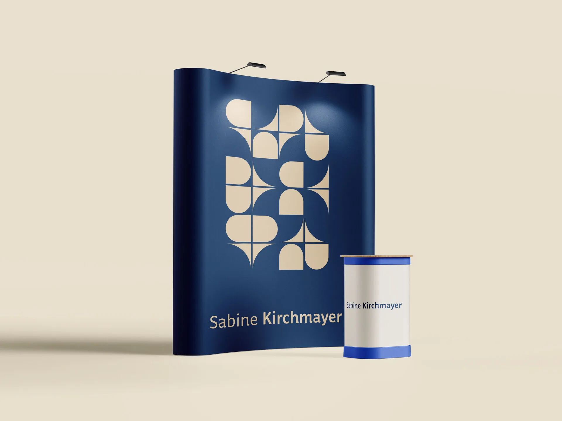 Gebogene blaue Pop-up-Messewand mit Grafikmuster und runder Theke mit Schriftzug