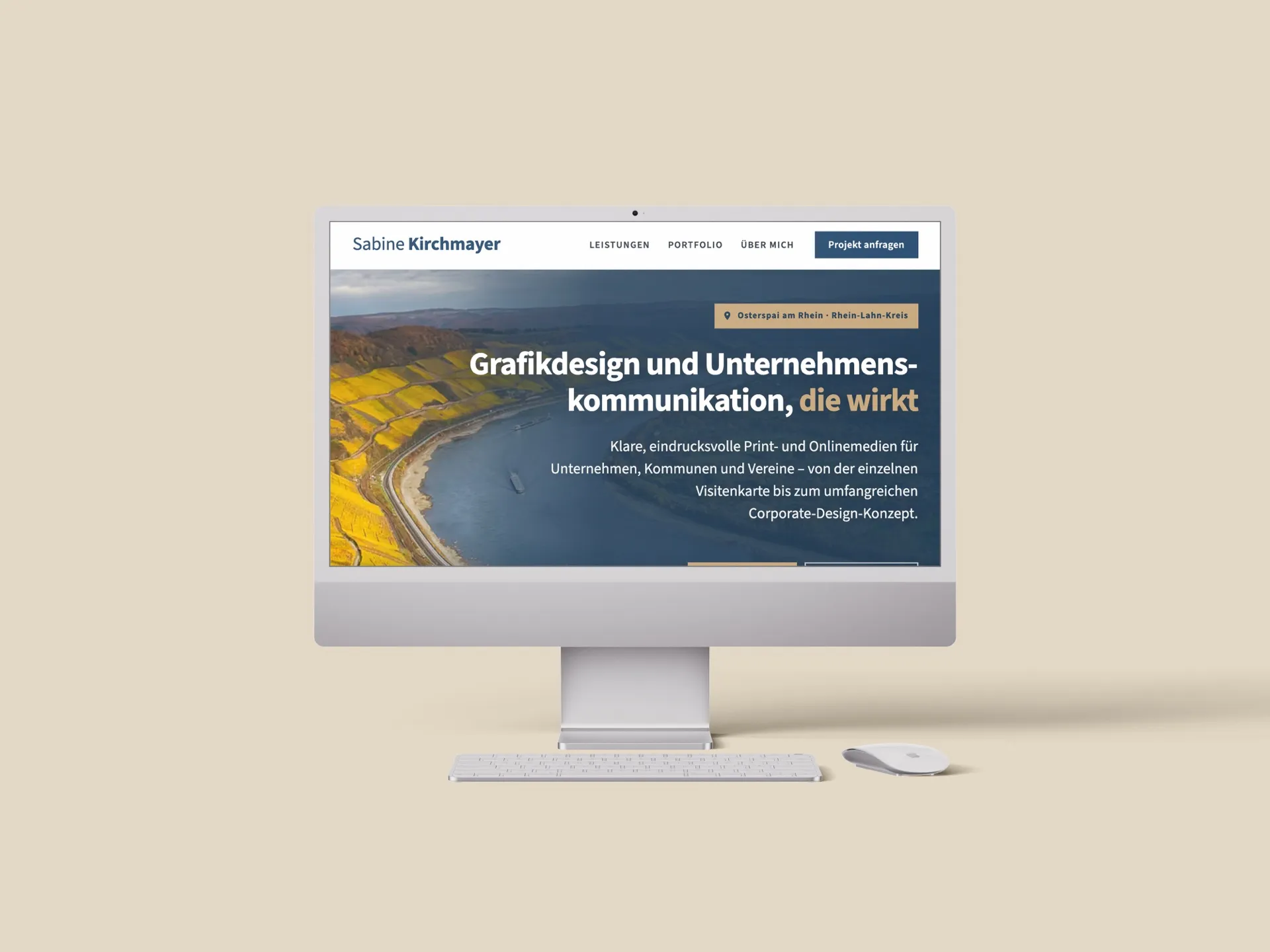 Großer Bildschirm auf einem Schreibtisch mit der Startseite und dem Menü der Website