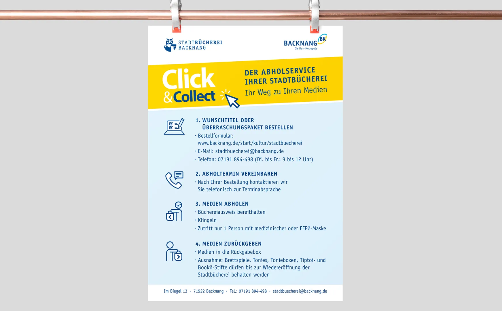 Aufgehängtes Plakat zum Abholservice Click & Collect der Stadtbücherei Backnang mit vier Icons