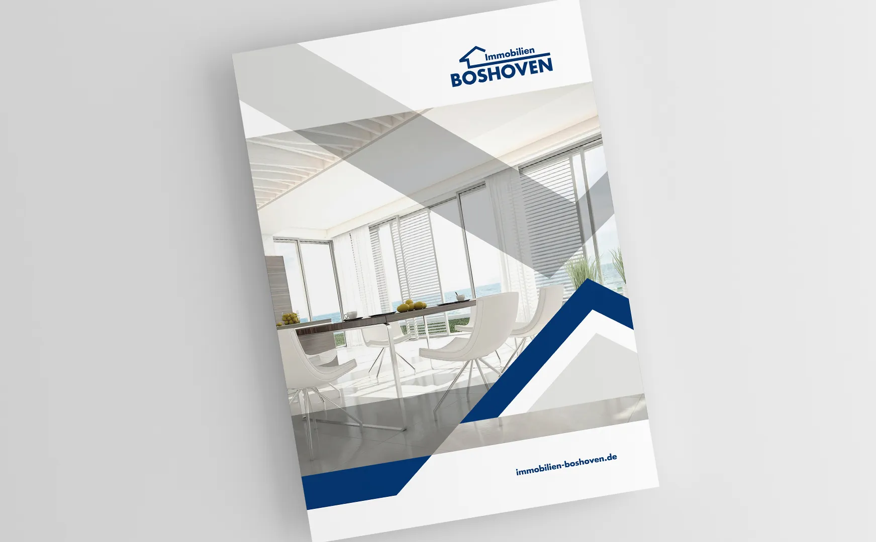 Vorderseite der Präsentationsmappe von Immobilien Boshoven mit Wohnraumfoto und blauen Diagonalen