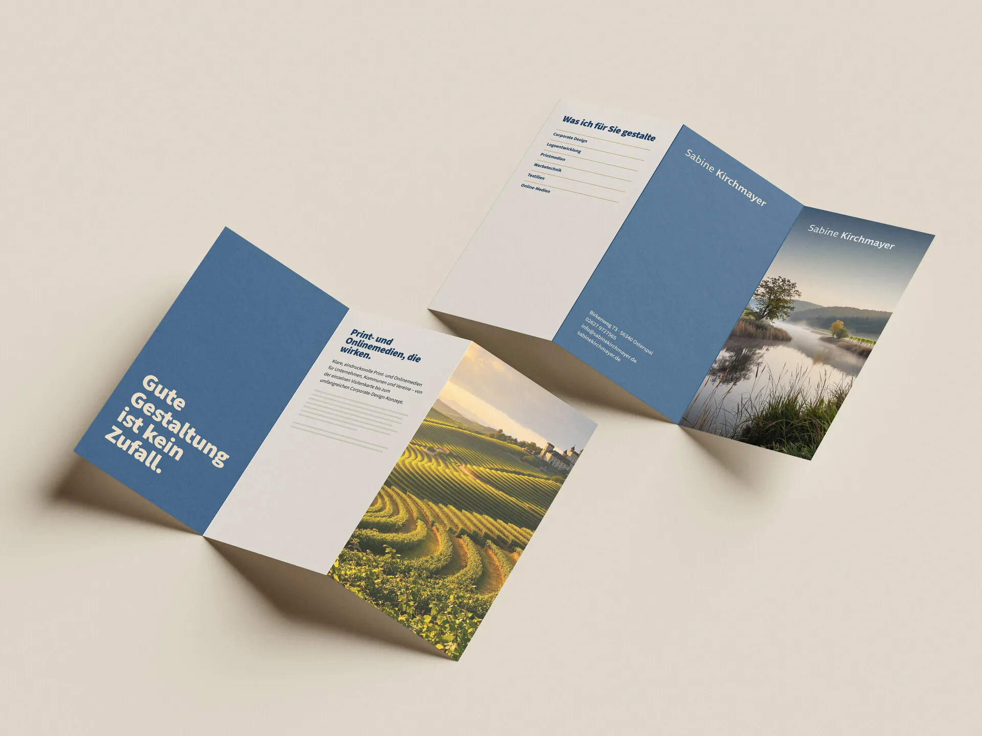 Zwei Wickelfalzflyer mit blauen und hellen Seiten, Leistungsübersicht und Rheinlandschaften