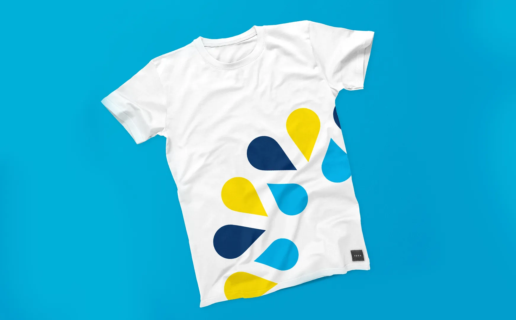 Weißes T-Shirt mit großem Tropfenmotiv des Murr-Spektakels auf hellblauem Hintergrund