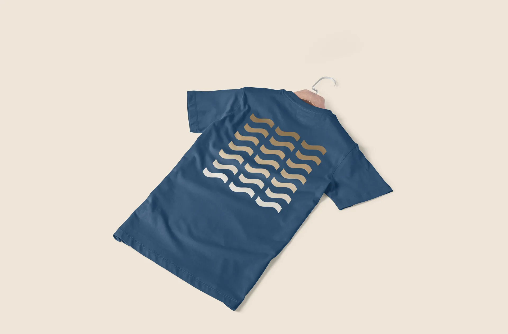 Blaues T-Shirt von hinten mit Rückendruck aus gestapelten Wellen in Gold- und Champagnertönen