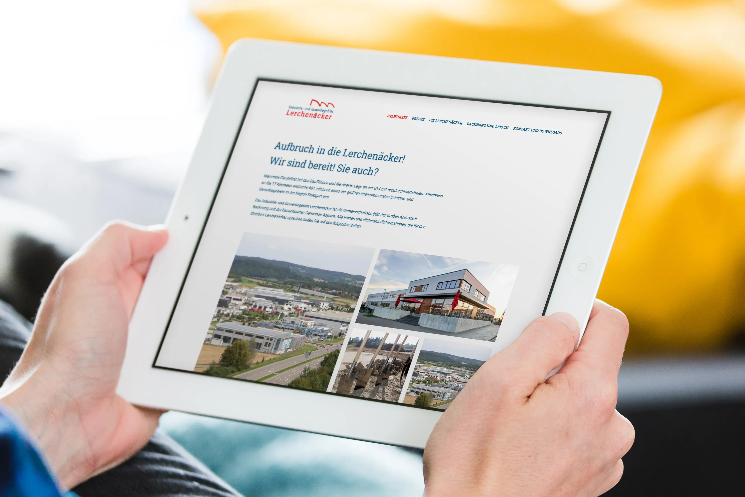 Hände halten ein Tablet mit der Startseite der Website lerchenaecker.de