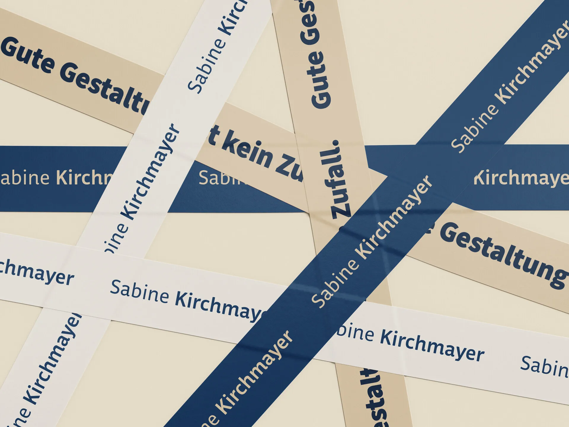 Bedruckte Klebebänder in Blau, Champagner und Creme mit Schriftzug und dem Satz „Gute Gestaltung ist kein Zufall.“