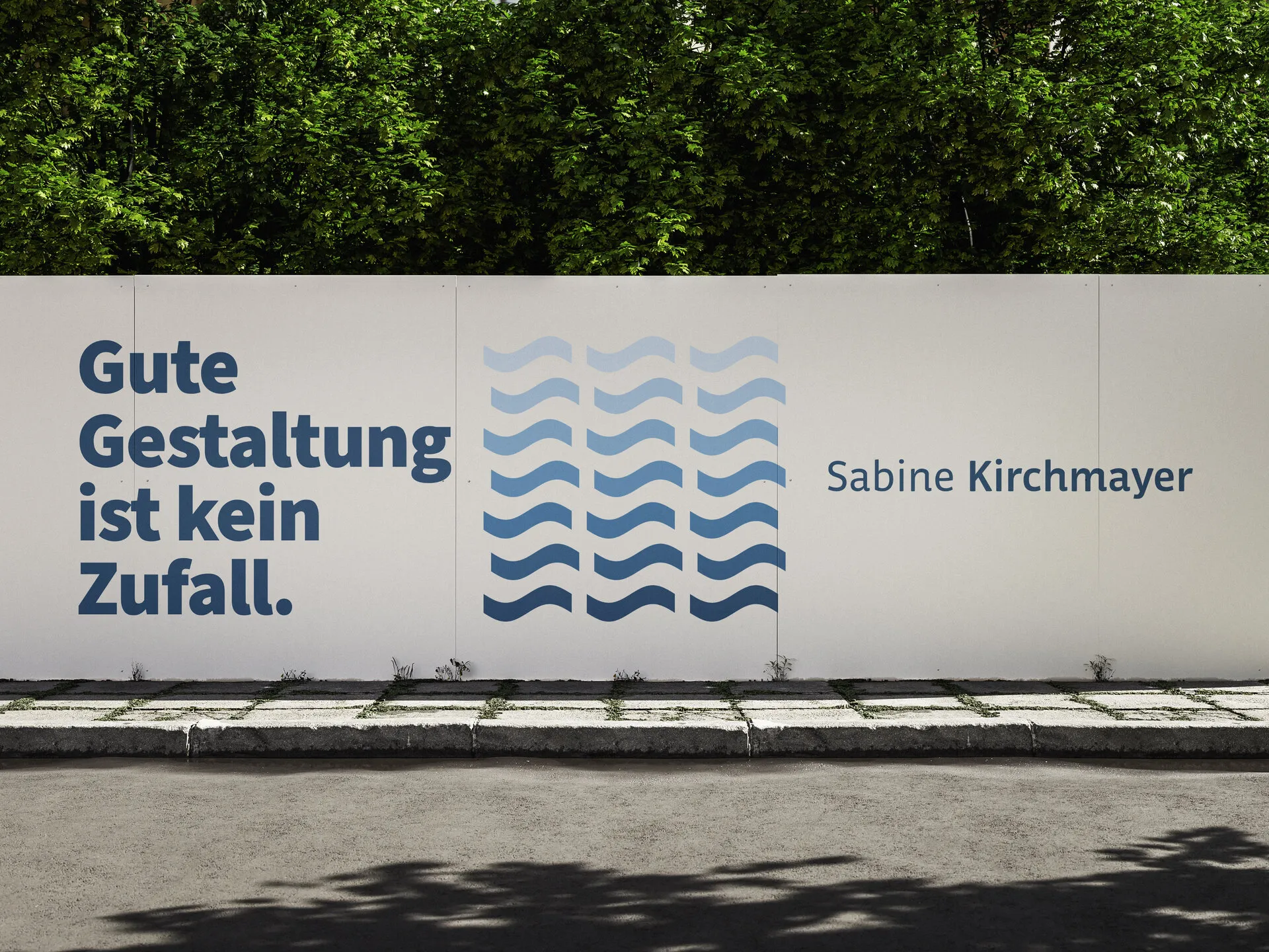 Bauzaunbanner mit „Gute Gestaltung ist kein Zufall.“, blauem Wellenmotiv und Schriftzug